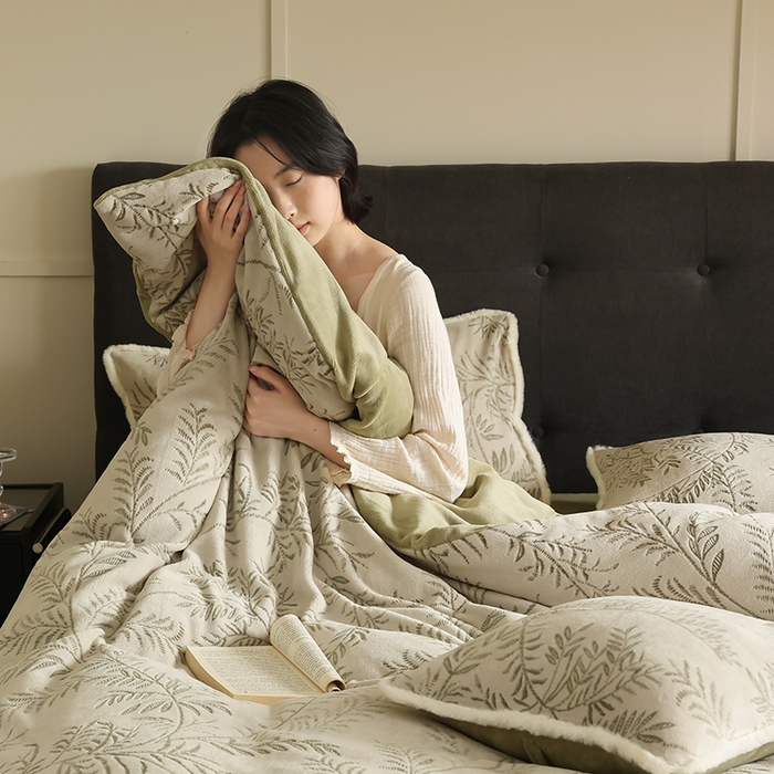 91家纺网 家纺一手货源 找家纺 咏绒家纺工厂店 2025新款双色提花雕花牛奶绒四件套-雪松之境系列 雪松之境-雪松绿