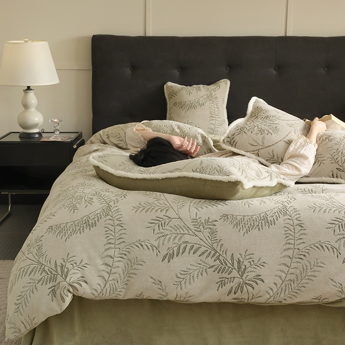 91家纺网 家纺一手货源 找家纺 咏绒家纺工厂店 2025新款双色提花雕花牛奶绒四件套-雪松之境系列 雪松之境-雪松绿