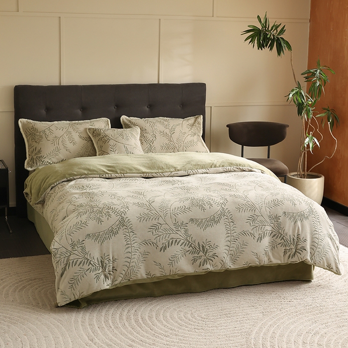 91家纺网 家纺一手货源 找家纺 咏绒家纺工厂店 2025新款双色提花雕花牛奶绒四件套-雪松之境系列 雪松之境-雪松绿