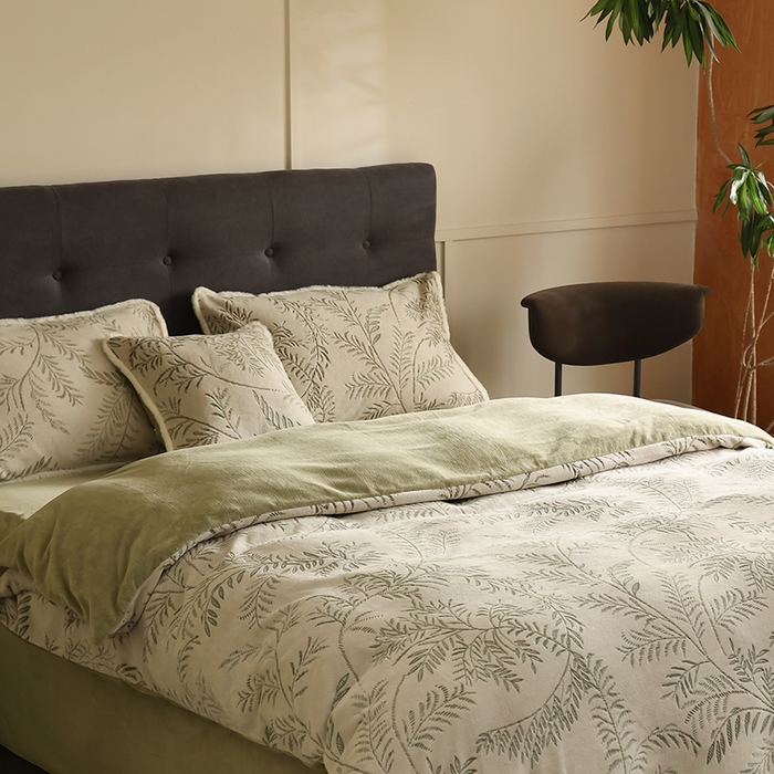 91家纺网 家纺一手货源 找家纺 咏绒家纺工厂店 2025新款双色提花雕花牛奶绒四件套-雪松之境系列 雪松之境-雪松绿