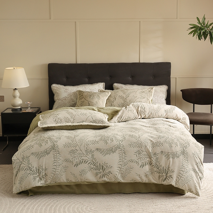 91家纺网 家纺一手货源 找家纺 咏绒家纺工厂店 2025新款双色提花雕花牛奶绒四件套-雪松之境系列 雪松之境-雪松绿