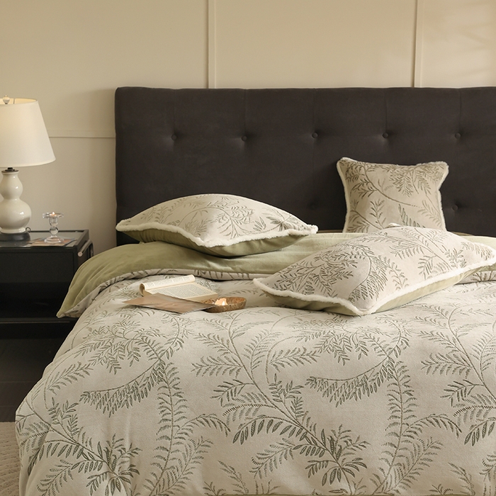 91家纺网 家纺一手货源 找家纺 咏绒家纺工厂店 2025新款双色提花雕花牛奶绒四件套-雪松之境系列 雪松之境-雪松绿