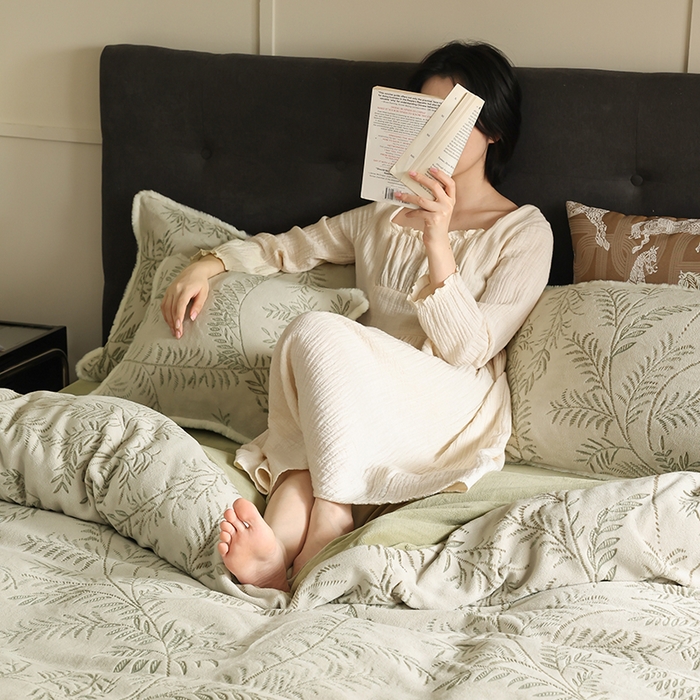 91家纺网 家纺一手货源 找家纺 咏绒家纺工厂店 2025新款双色提花雕花牛奶绒四件套-雪松之境系列 雪松之境-雪松绿