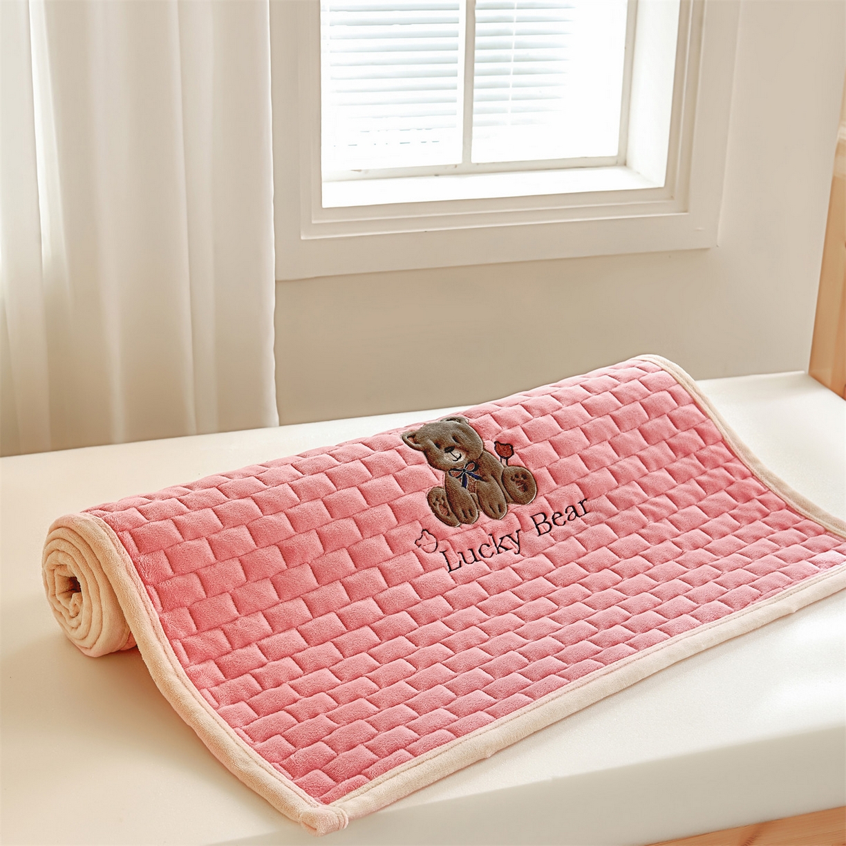 91家纺网 家纺一手货源 找家纺 （总）天之澜家纺 2025新款新棉绒床褥--幸运熊（学生款）