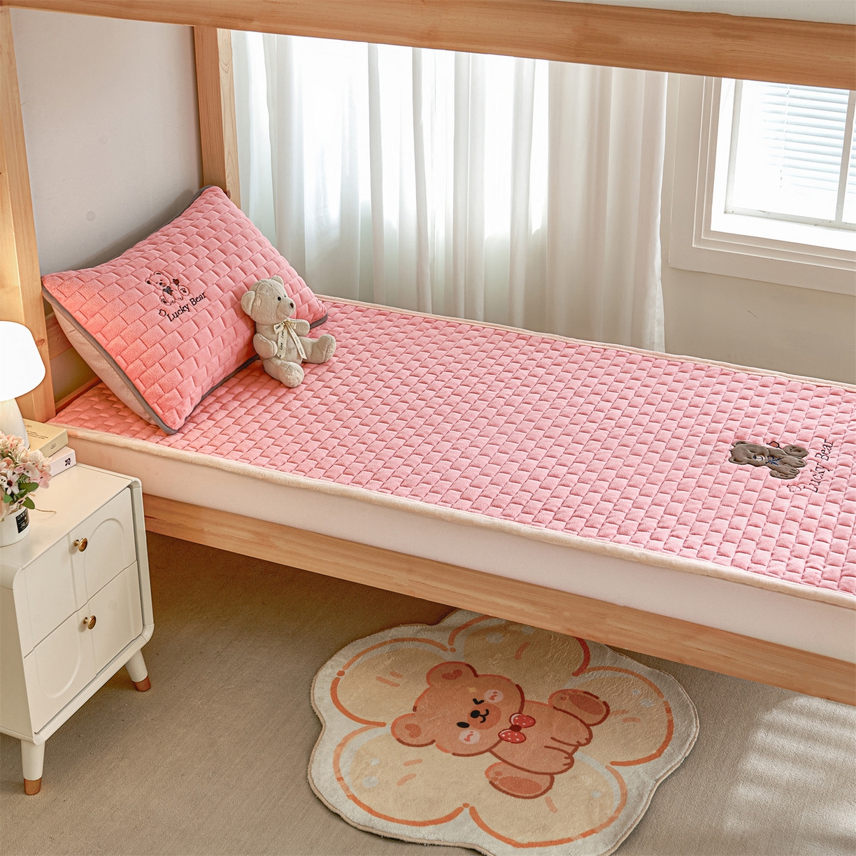 91家纺网 家纺一手货源 找家纺 （总）天之澜家纺 2025新款新棉绒床褥--幸运熊（学生款）