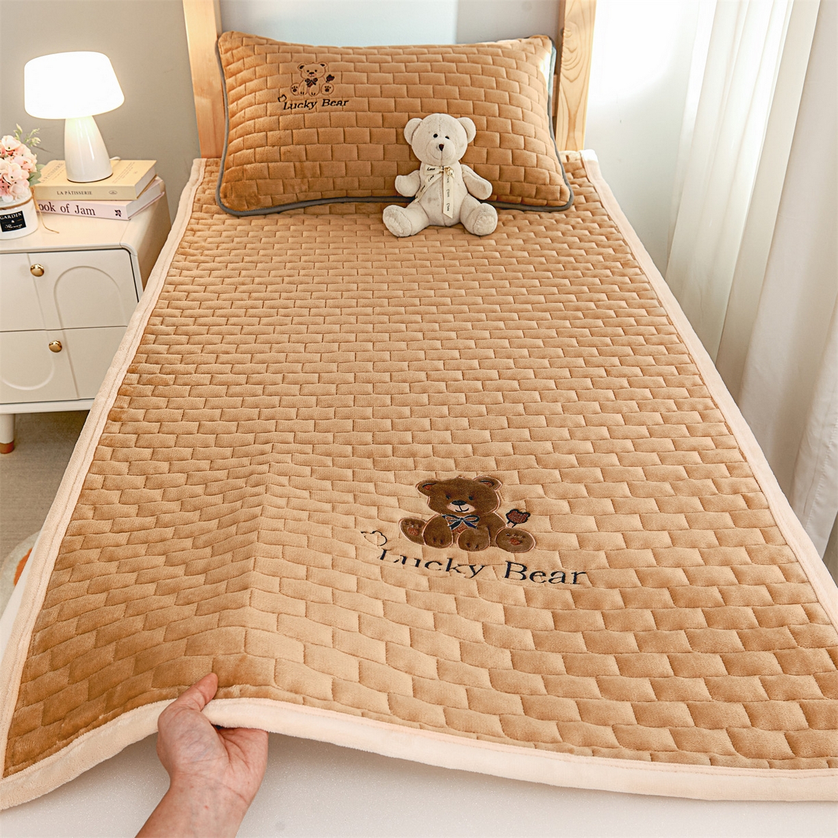 91家纺网 家纺一手货源 找家纺 （总）天之澜家纺 2025新款新棉绒床褥--幸运熊（学生款）