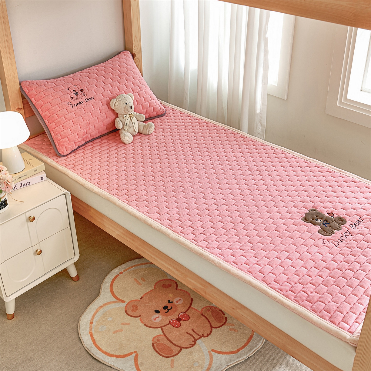 91家纺网 家纺一手货源 找家纺 （总）天之澜家纺 2025新款新棉绒床褥--幸运熊（学生款）