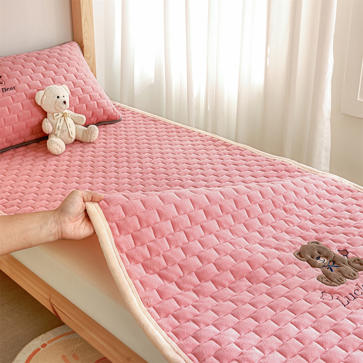 91家纺网 家纺一手货源 找家纺 （总）天之澜家纺 2025新款新棉绒床褥--幸运熊（学生款）