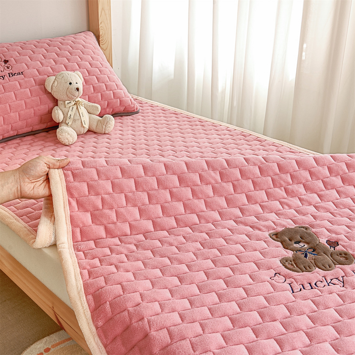 91家纺网 家纺一手货源 找家纺 （总）天之澜家纺 2025新款新棉绒床褥--幸运熊（学生款）