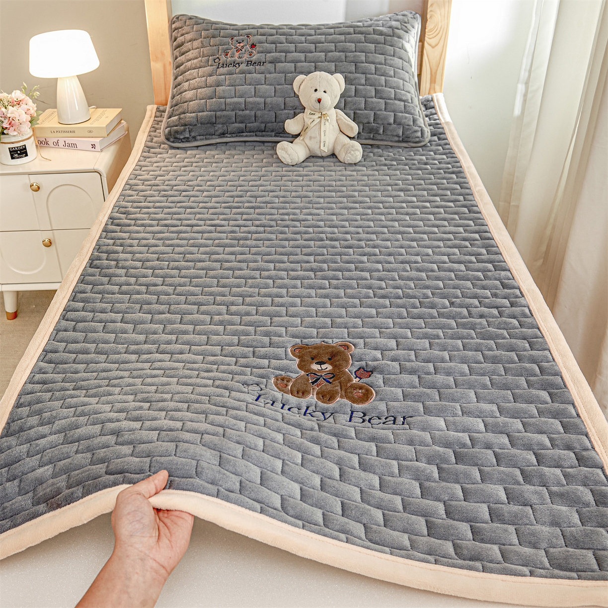 91家纺网 家纺一手货源 找家纺 （总）天之澜家纺 2025新款新棉绒床褥--幸运熊（学生款）