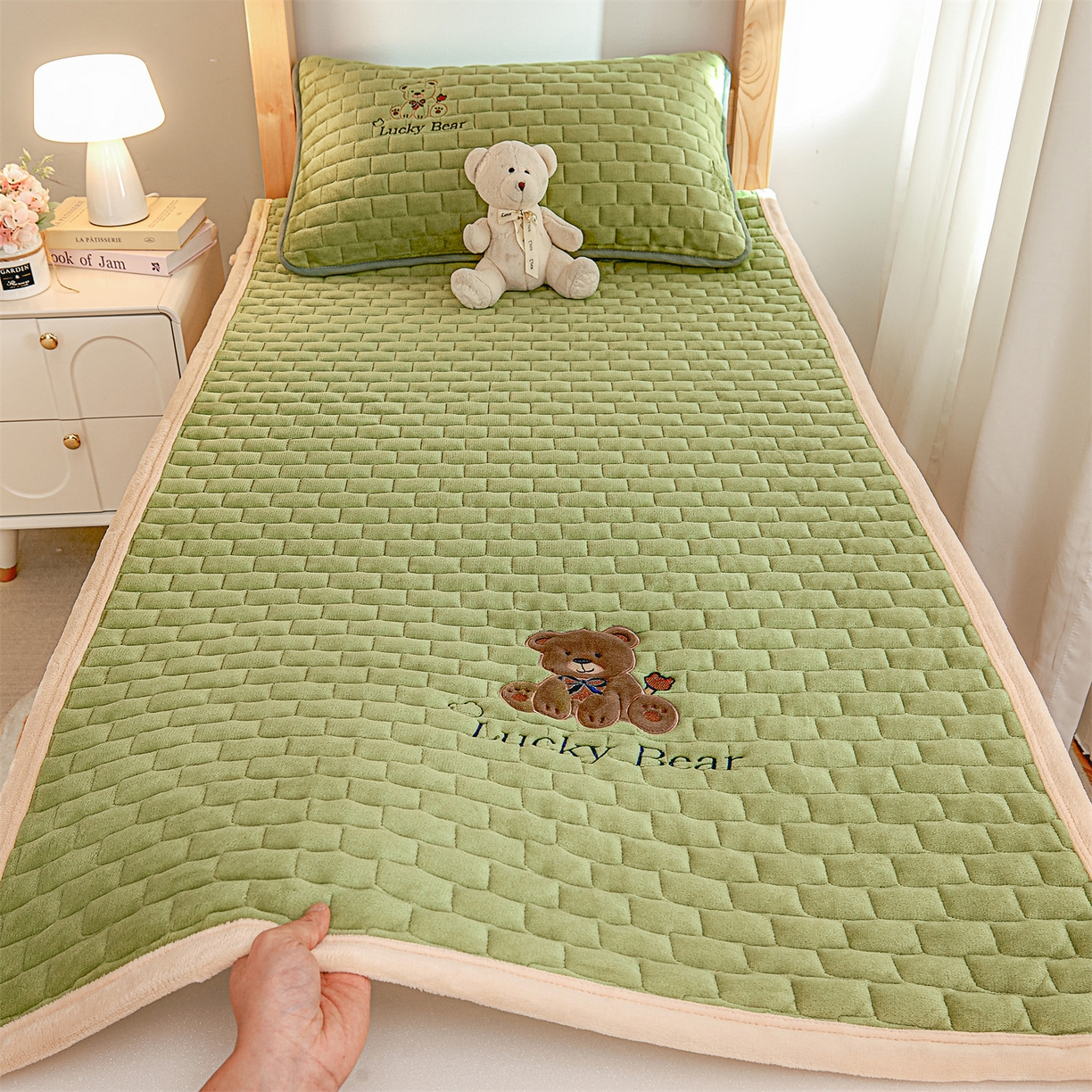 91家纺网 家纺一手货源 找家纺 （总）天之澜家纺 2025新款新棉绒床褥--幸运熊（学生款）