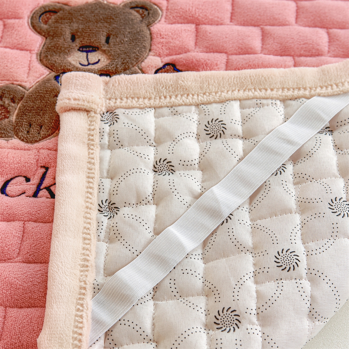 91家纺网 家纺一手货源 找家纺 （总）天之澜家纺 2025新款新棉绒床褥--幸运熊（学生款）