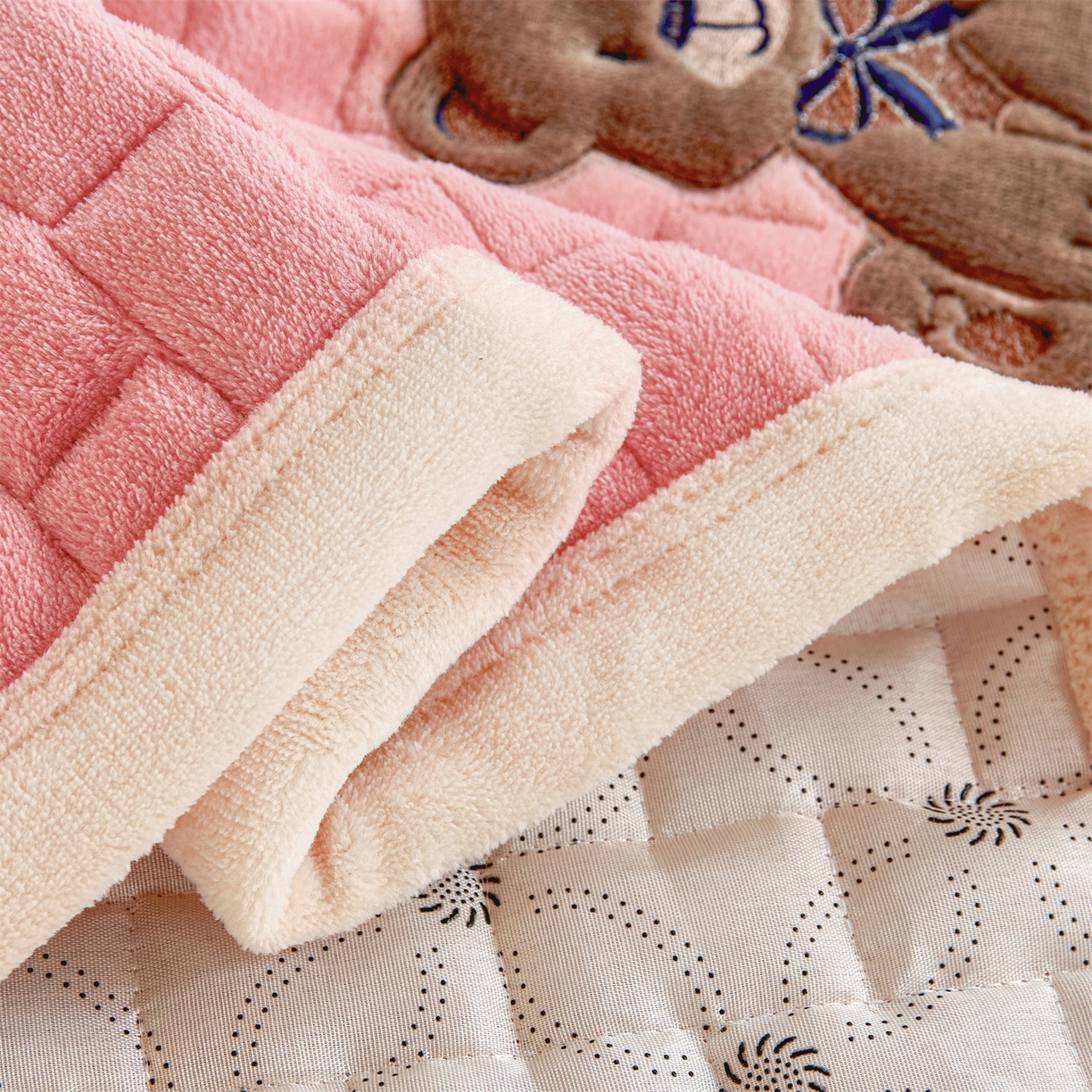 91家纺网 家纺一手货源 找家纺 （总）天之澜家纺 2025新款新棉绒床褥--幸运熊（学生款）