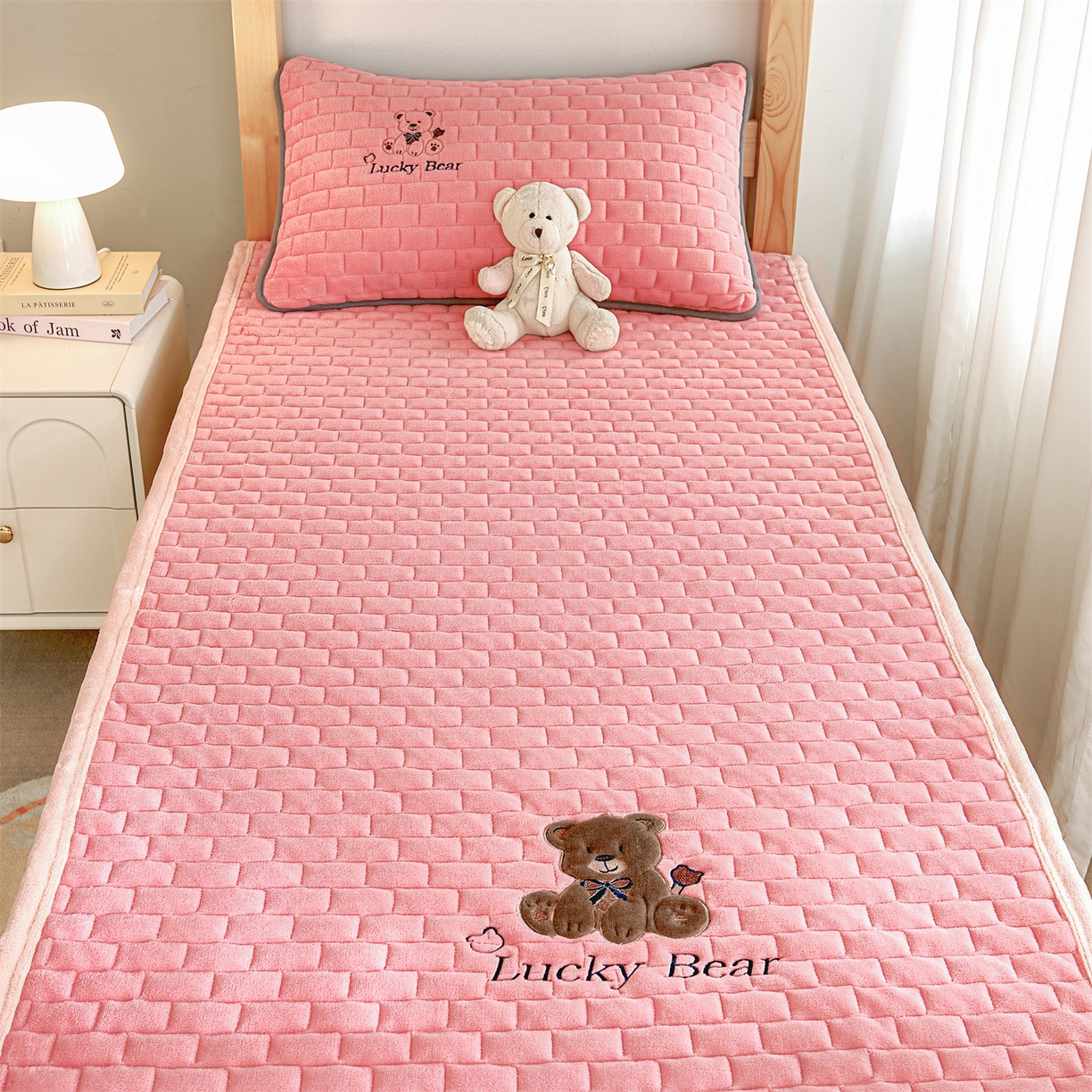 91家纺网 家纺一手货源 找家纺 （总）天之澜家纺 2025新款新棉绒床褥--幸运熊（学生款）