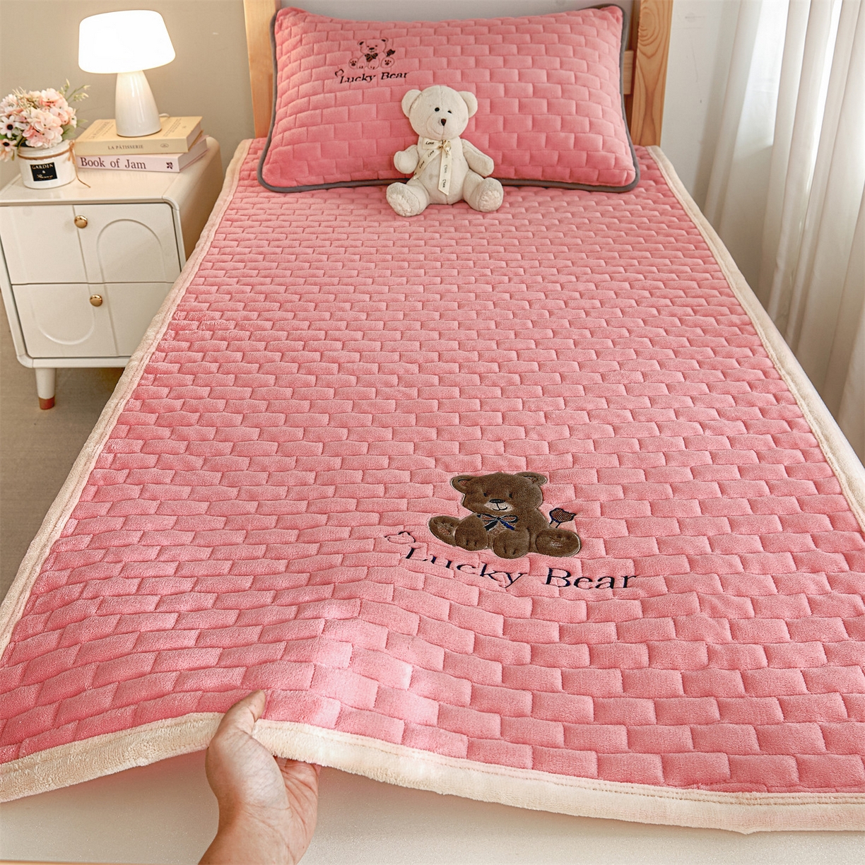 91家纺网 家纺一手货源 找家纺 （总）天之澜家纺 2025新款新棉绒床褥--幸运熊（学生款）