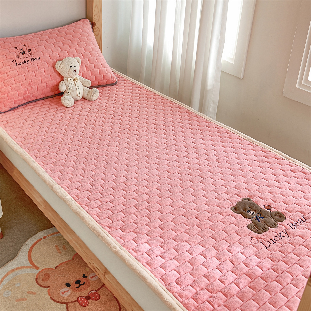 91家纺网 家纺一手货源 找家纺 （总）天之澜家纺 2025新款新棉绒床褥--幸运熊（学生款）