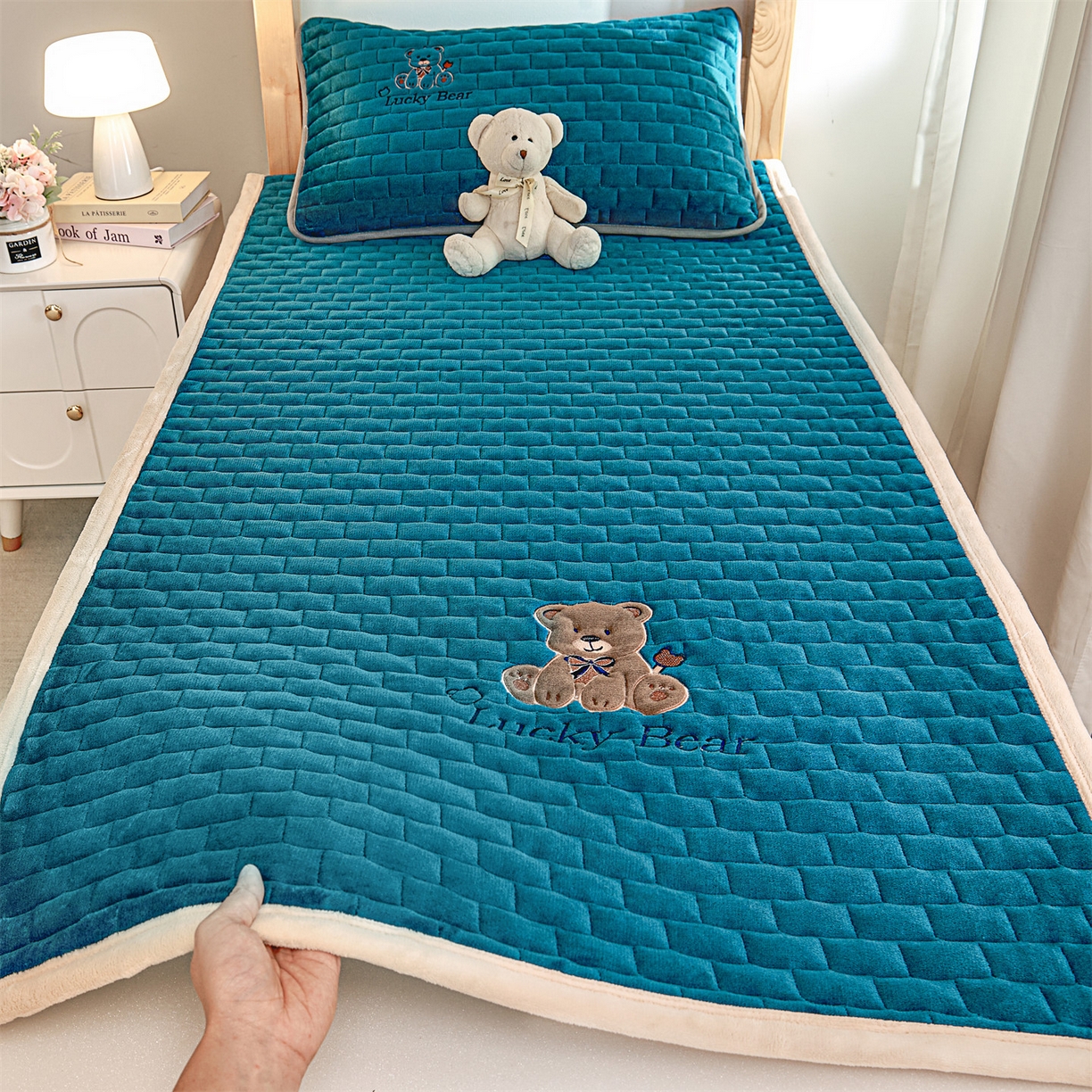 91家纺网 家纺一手货源 找家纺 （总）天之澜家纺 2025新款新棉绒床褥--幸运熊（学生款）