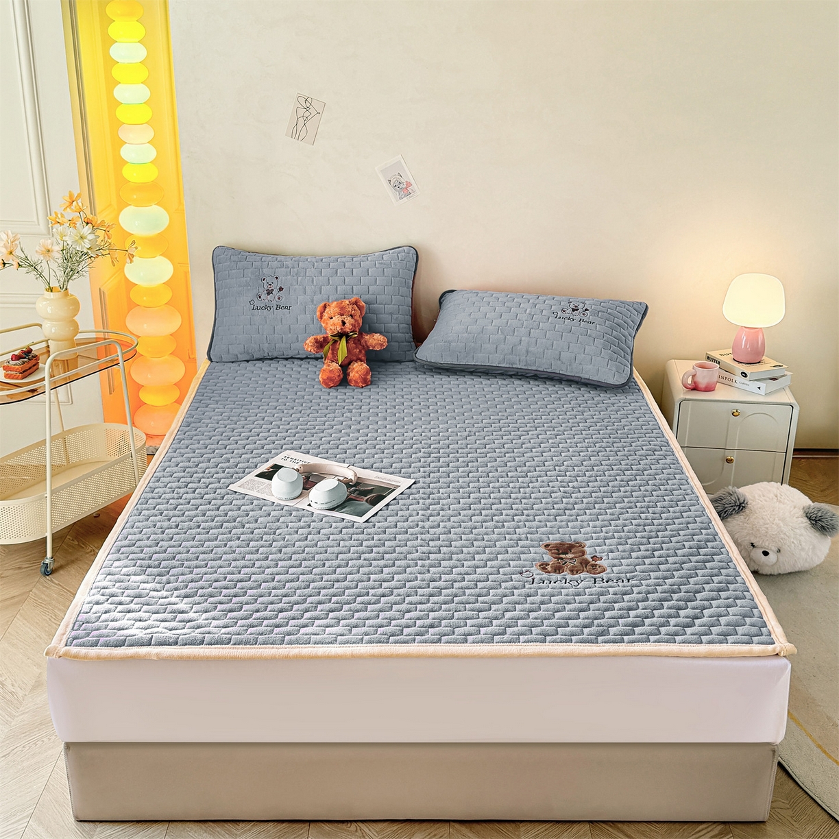 91家纺网 家纺一手货源 找家纺 （总）天之澜家纺 2025新款新棉绒幸运熊刺绣夹棉床褥