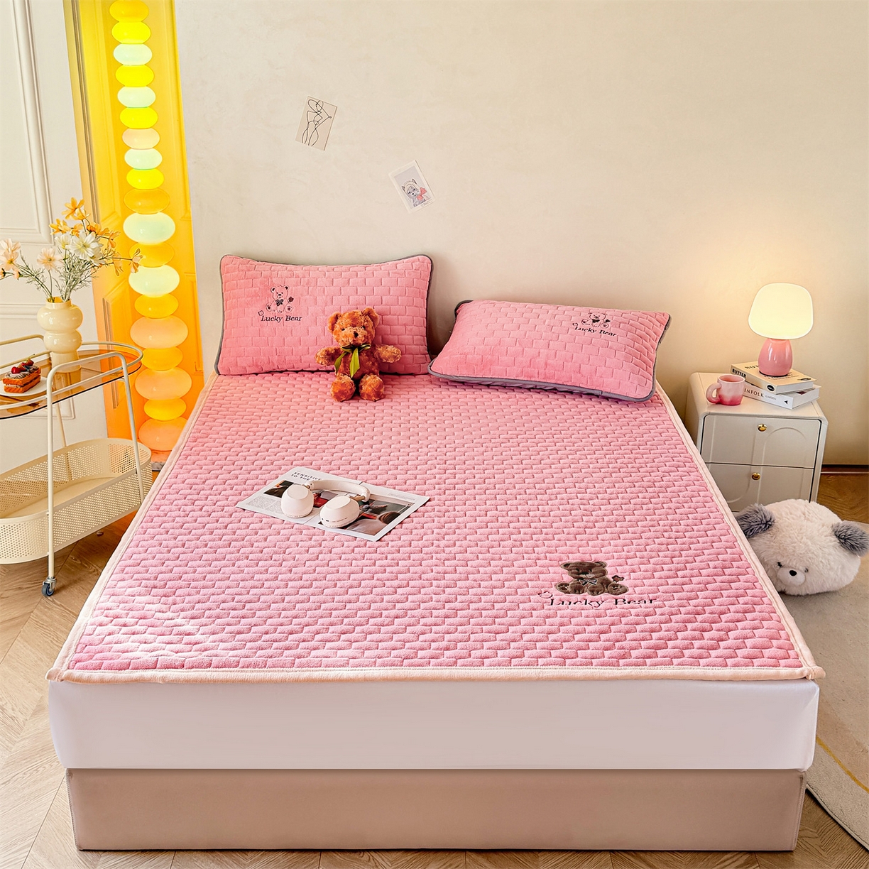 91家纺网 家纺一手货源 找家纺 （总）天之澜家纺 2025新款新棉绒幸运熊刺绣夹棉床褥