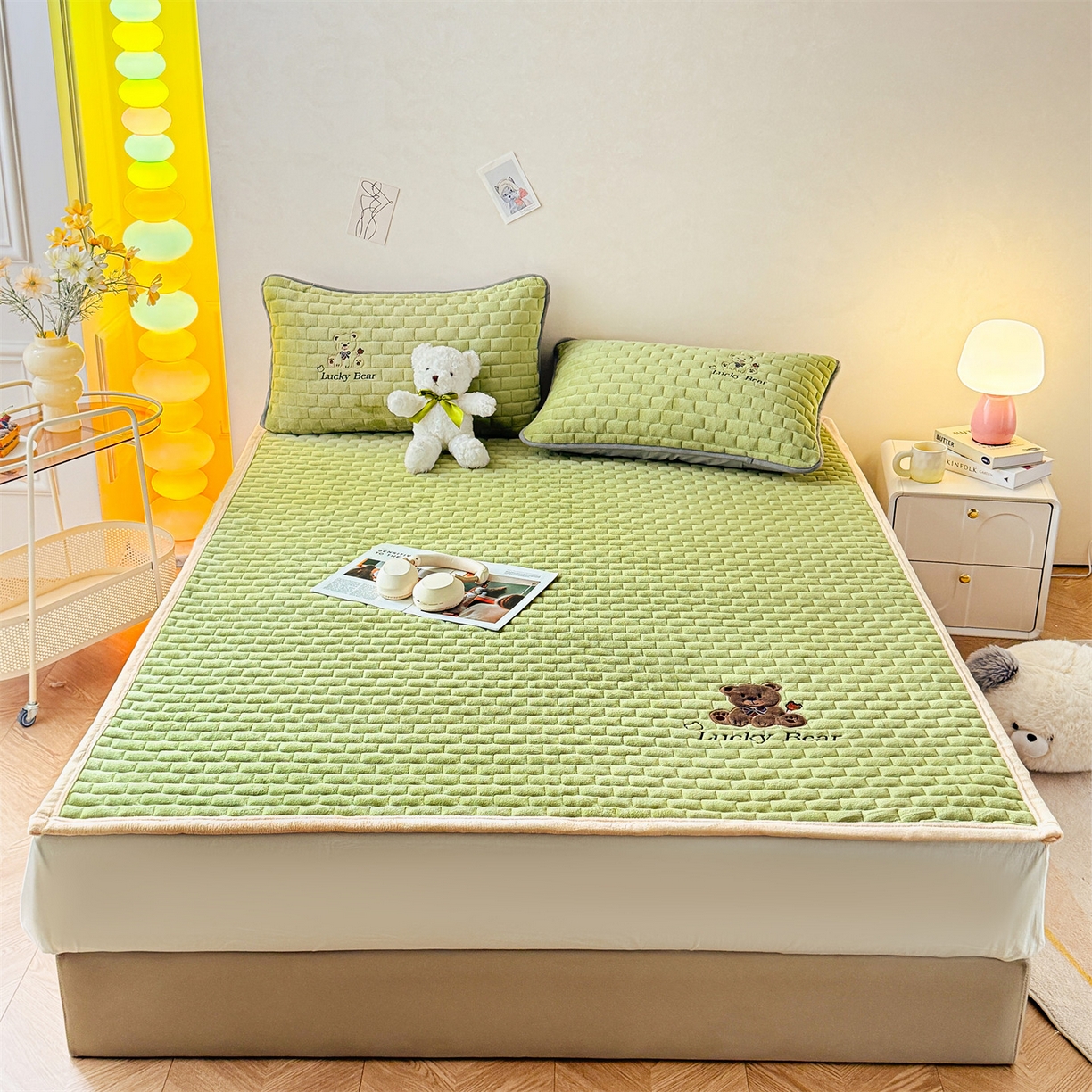 91家纺网 家纺一手货源 找家纺 （总）天之澜家纺 2025新款新棉绒幸运熊刺绣夹棉床褥