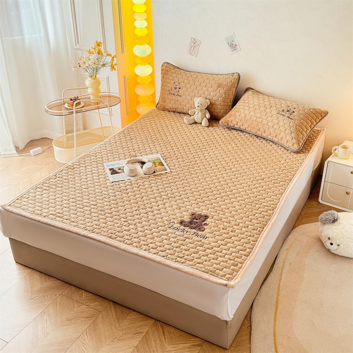 91家纺网 家纺一手货源 找家纺 （总）天之澜家纺 2025新款新棉绒幸运熊刺绣夹棉床褥