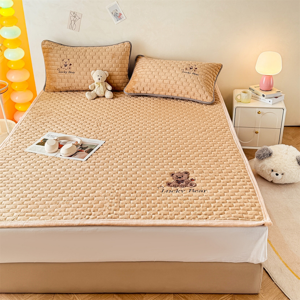 91家纺网 家纺一手货源 找家纺 （总）天之澜家纺 2025新款新棉绒幸运熊刺绣夹棉床褥