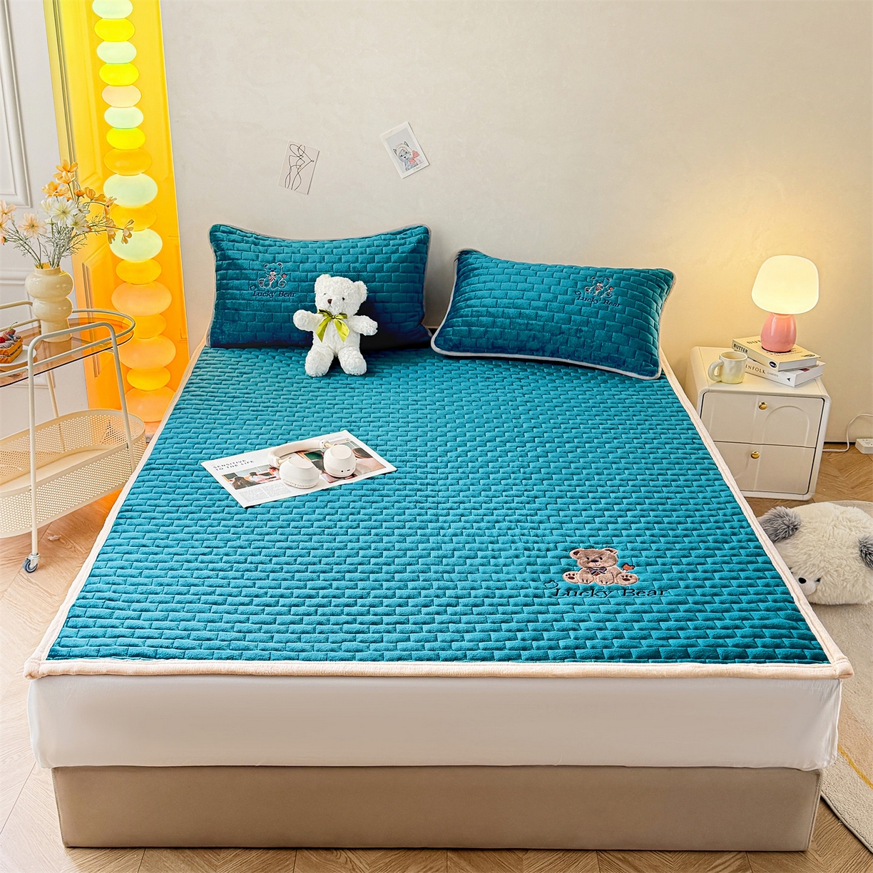 91家纺网 家纺一手货源 找家纺 （总）天之澜家纺 2025新款新棉绒幸运熊刺绣夹棉床褥