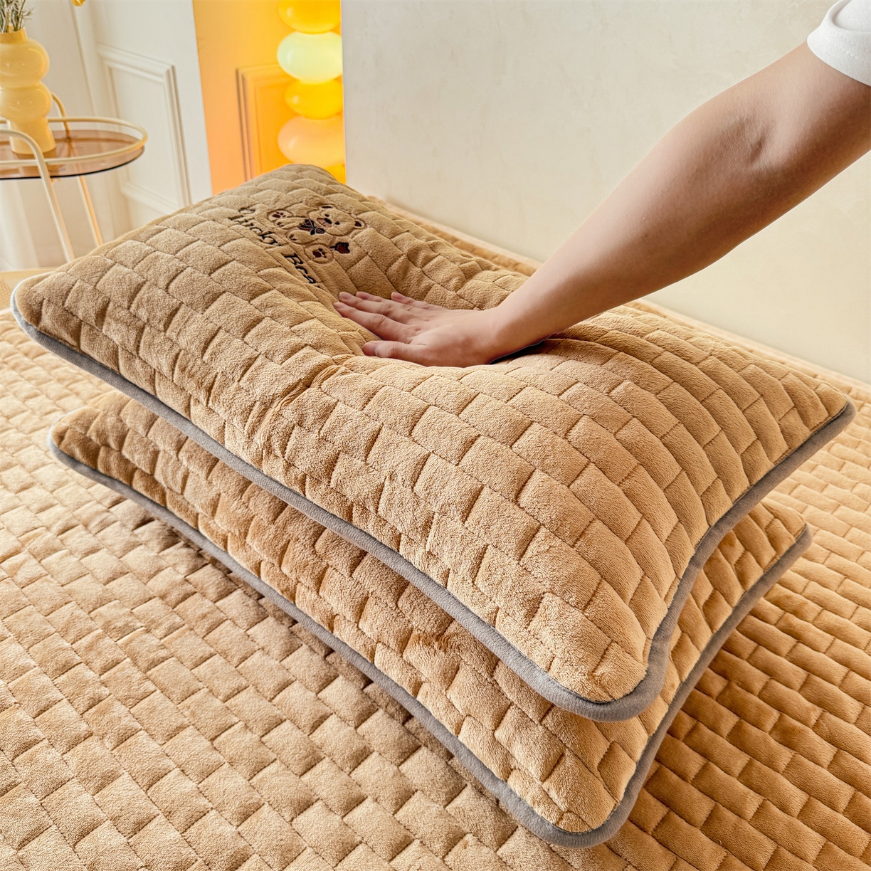 91家纺网 家纺一手货源 找家纺 （总）天之澜家纺 2025新款新棉绒幸运熊刺绣夹棉床褥