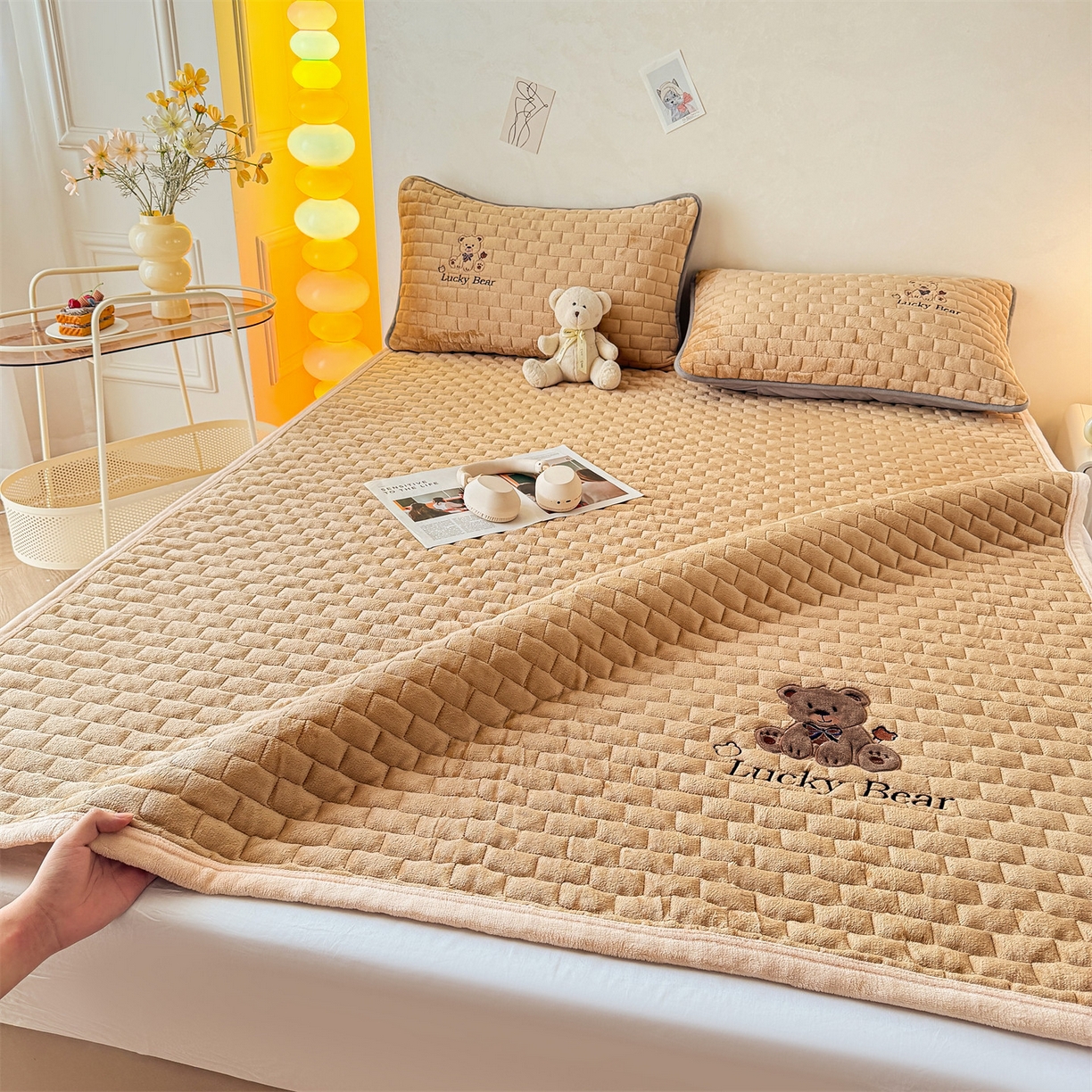 91家纺网 家纺一手货源 找家纺 （总）天之澜家纺 2025新款新棉绒幸运熊刺绣夹棉床褥