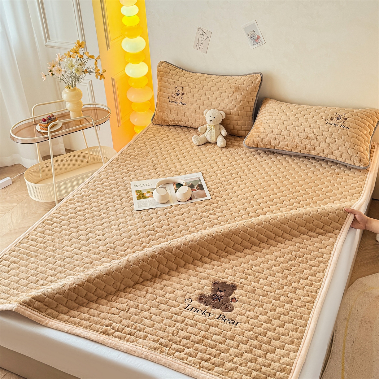 91家纺网 家纺一手货源 找家纺 （总）天之澜家纺 2025新款新棉绒幸运熊刺绣夹棉床褥