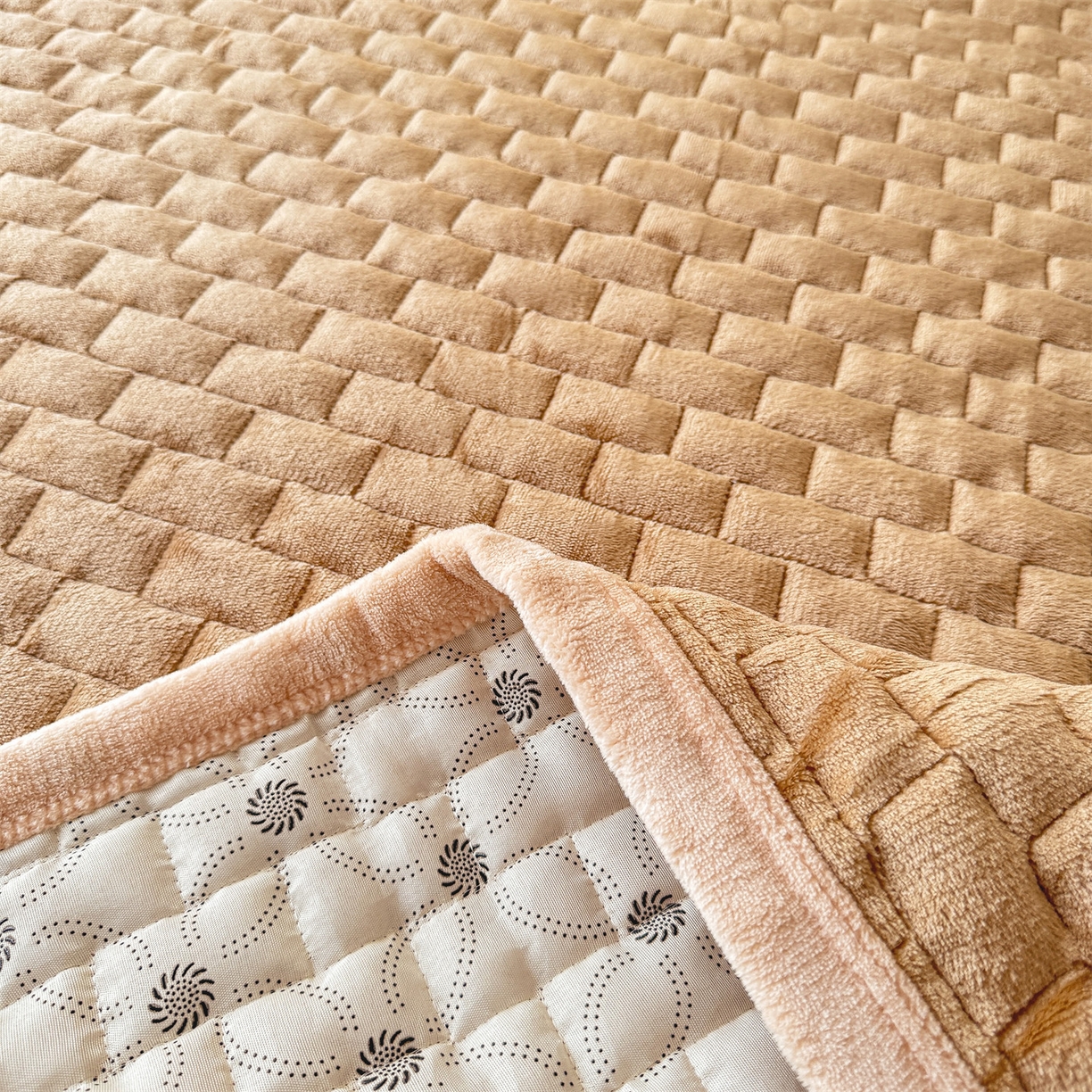 91家纺网 家纺一手货源 找家纺 （总）天之澜家纺 2025新款新棉绒幸运熊刺绣夹棉床褥