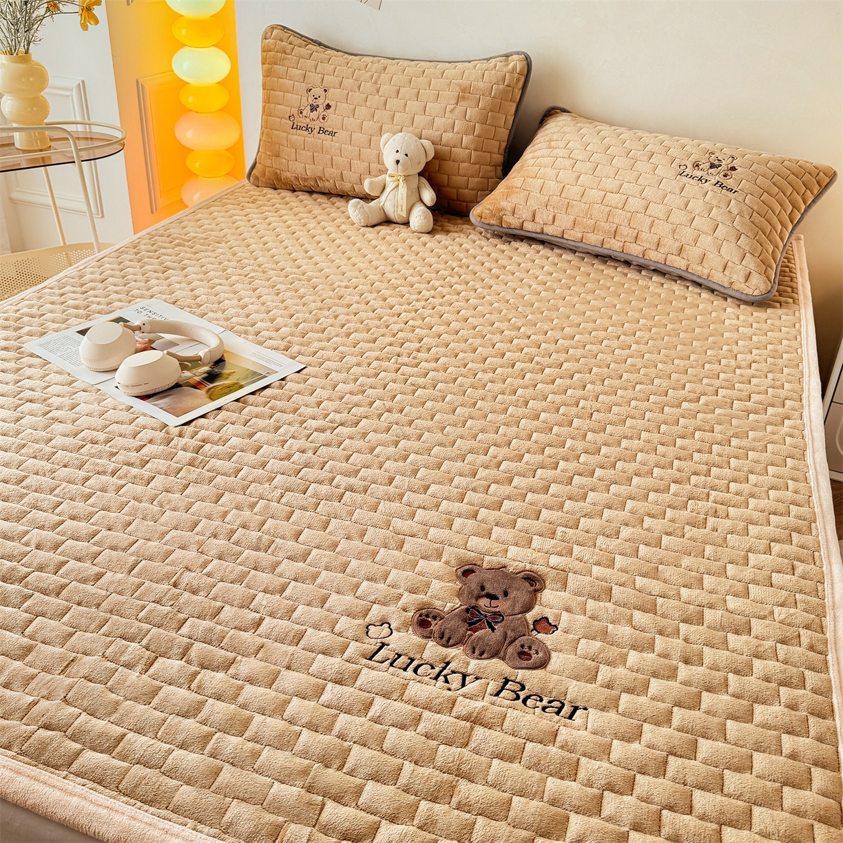 91家纺网 家纺一手货源 找家纺 （总）天之澜家纺 2025新款新棉绒幸运熊刺绣夹棉床褥