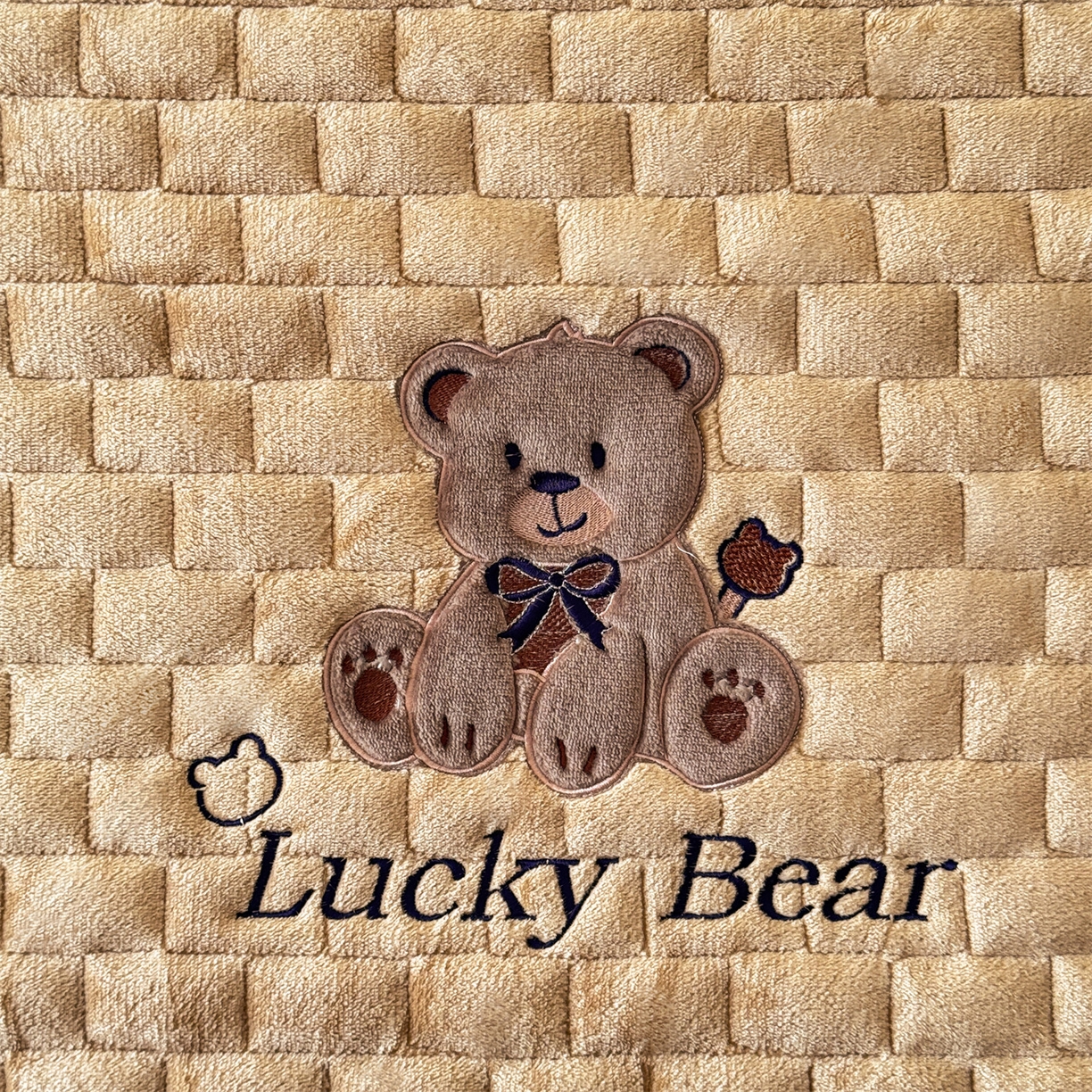 91家纺网 家纺一手货源 找家纺 （总）天之澜家纺 2025新款新棉绒幸运熊刺绣夹棉床褥