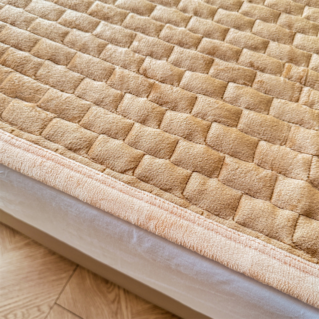 91家纺网 家纺一手货源 找家纺 （总）天之澜家纺 2025新款新棉绒幸运熊刺绣夹棉床褥