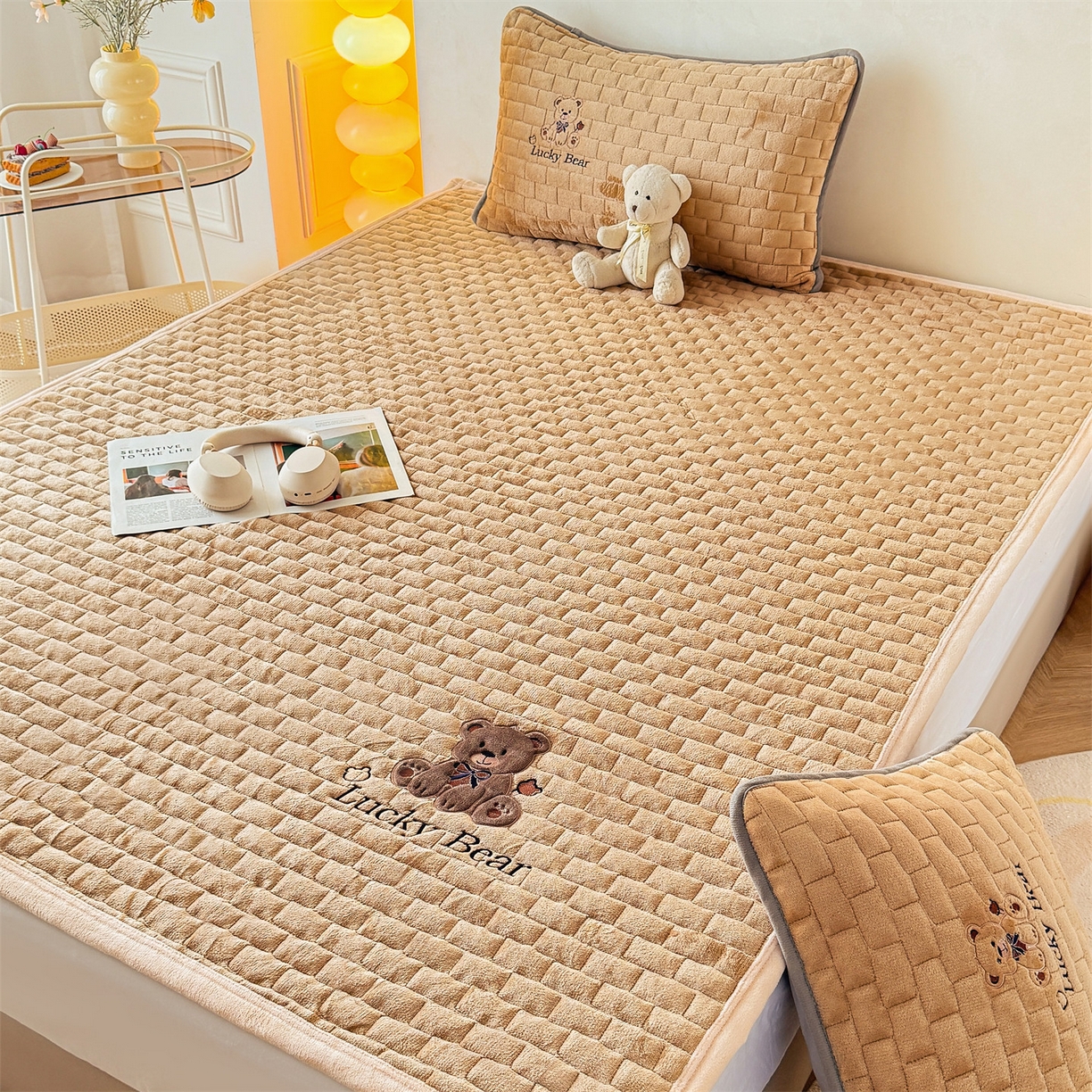 91家纺网 家纺一手货源 找家纺 （总）天之澜家纺 2025新款新棉绒幸运熊刺绣夹棉床褥