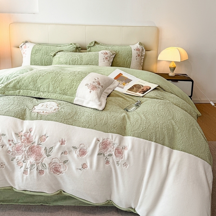 91家纺网 家纺一手货源 找家纺 （总）金牛座家纺 2025新款公主轻奢雕花牛奶绒刺绣四件套-韵律系列 【控价 售价请勿低于178】