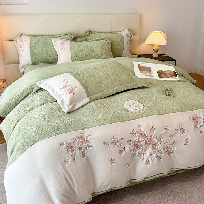 91家纺网 家纺一手货源 找家纺 （总）金牛座家纺 2025新款公主轻奢雕花牛奶绒刺绣四件套-韵律系列 【控价 售价请勿低于178】