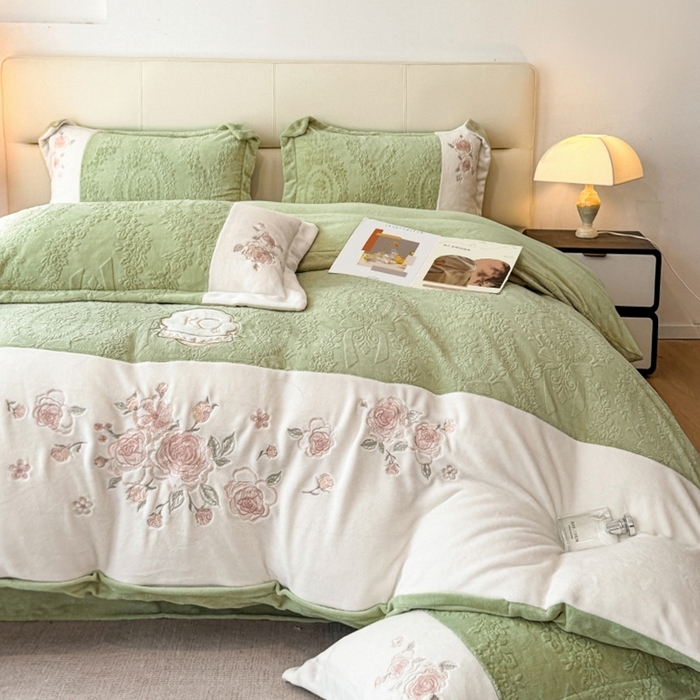 91家纺网 家纺一手货源 找家纺 （总）金牛座家纺 2025新款公主轻奢雕花牛奶绒刺绣四件套-韵律系列 【控价 售价请勿低于178】