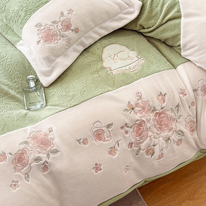 91家纺网 家纺一手货源 找家纺 （总）金牛座家纺 2025新款公主轻奢雕花牛奶绒刺绣四件套-韵律系列 【控价 售价请勿低于178】