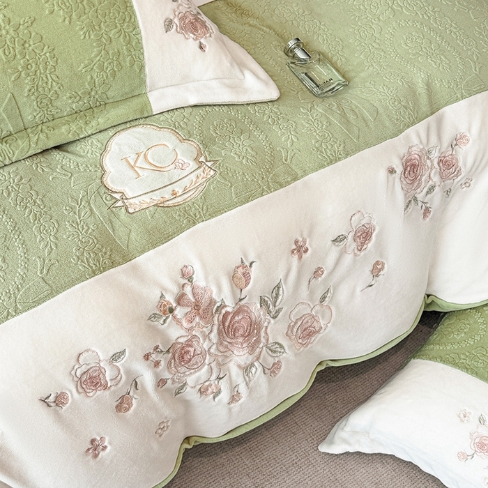 91家纺网 家纺一手货源 找家纺 （总）金牛座家纺 2025新款公主轻奢雕花牛奶绒刺绣四件套-韵律系列 【控价 售价请勿低于178】