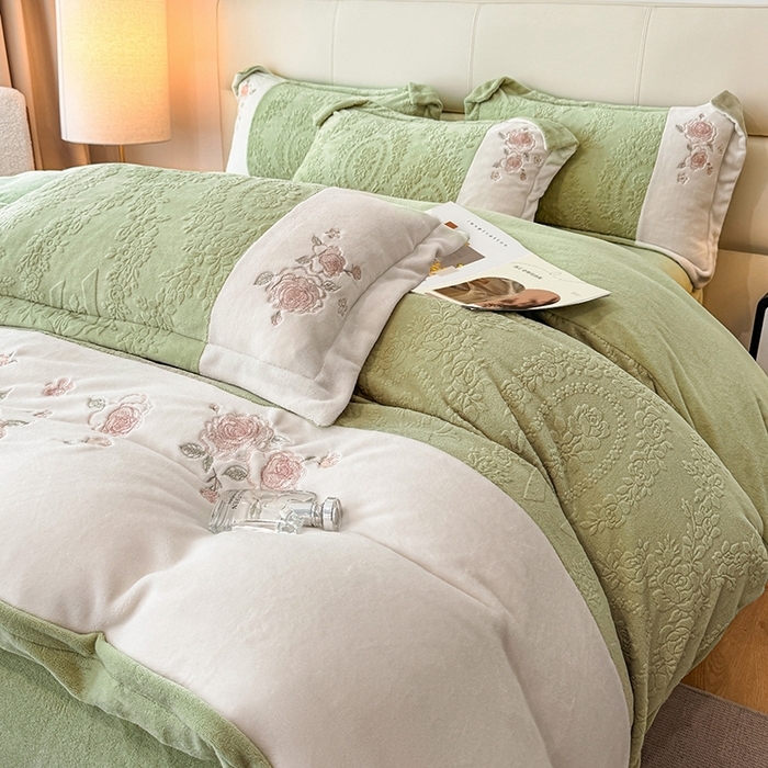 91家纺网 家纺一手货源 找家纺 （总）金牛座家纺 2025新款公主轻奢雕花牛奶绒刺绣四件套-韵律系列 【控价 售价请勿低于178】