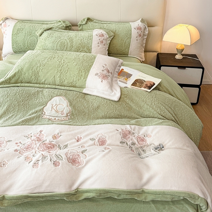 91家纺网 家纺一手货源 找家纺 （总）金牛座家纺 2025新款公主轻奢雕花牛奶绒刺绣四件套-韵律系列 【控价 售价请勿低于178】