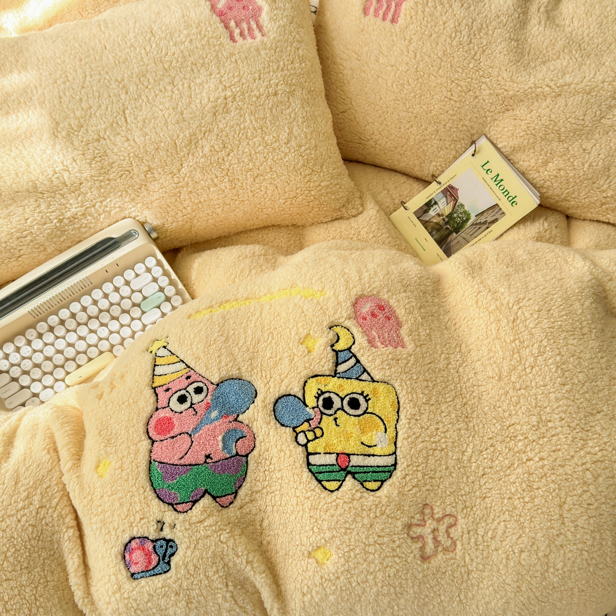 91家纺网 家纺一手货源 找家纺 乐童家纺 2025新款高克重羊羔毛毛巾绣四件套-吹泡泡的海宝黄