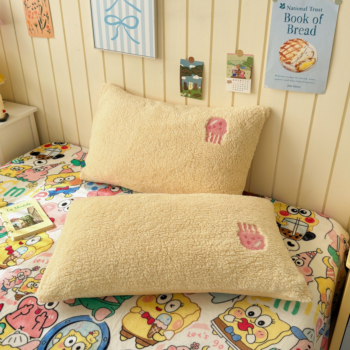 91家纺网 家纺一手货源 找家纺 乐童家纺 2025新款高克重羊羔毛毛巾绣四件套-吹泡泡的海宝黄