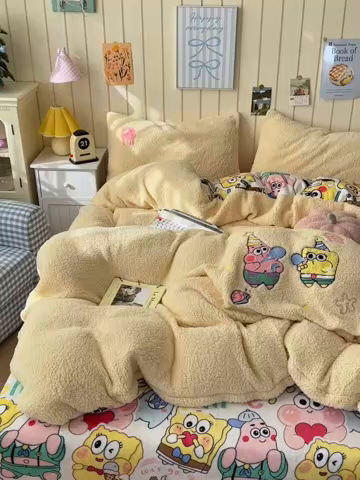 91家纺网 家纺一手货源 找家纺 乐童家纺 2025新款高克重羊羔毛毛巾绣四件套-吹泡泡的海宝黄