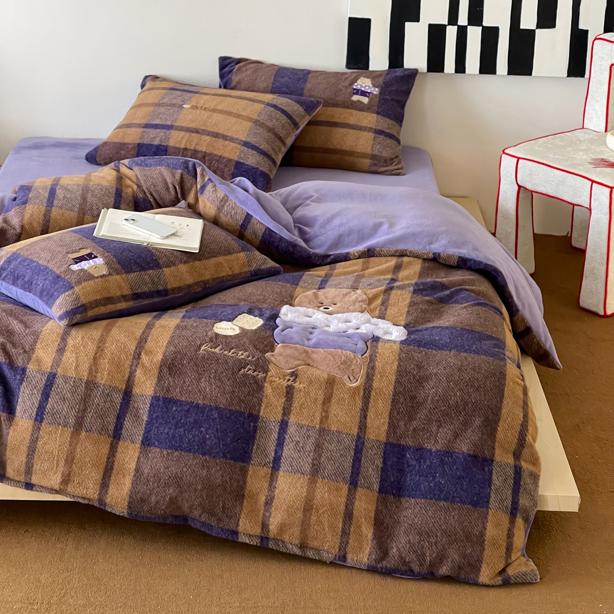 91家纺网 家纺一手货源 找家纺 桃子家居 2025新款A类高级仿生绵羊绒兔毛贴布绣刺绣工艺卡通少女加厚牛奶绒系列四件套 绵羊绒-冬日熊