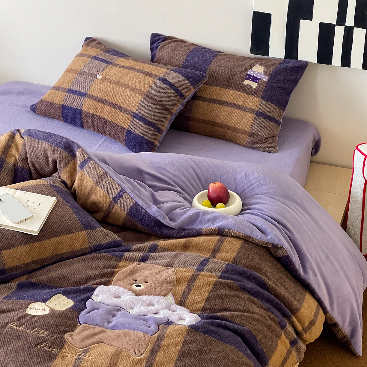 91家纺网 家纺一手货源 找家纺 桃子家居 2025新款A类高级仿生绵羊绒兔毛贴布绣刺绣工艺卡通少女加厚牛奶绒系列四件套 绵羊绒-冬日熊