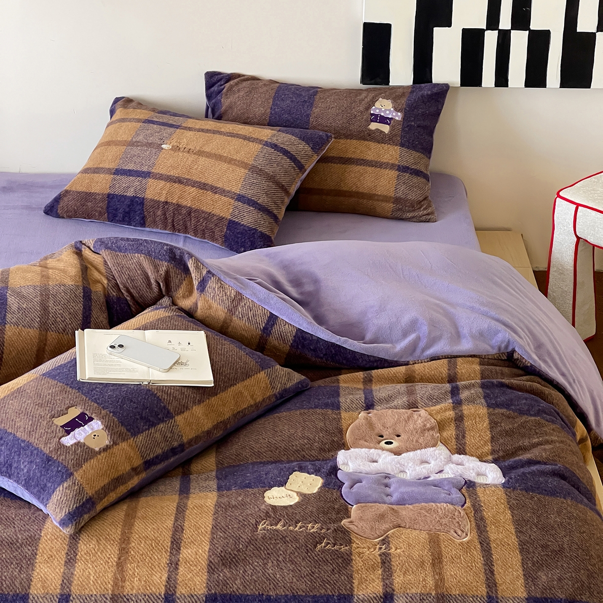 91家纺网 家纺一手货源 找家纺 桃子家居 2025新款A类高级仿生绵羊绒兔毛贴布绣刺绣工艺卡通少女加厚牛奶绒系列四件套 绵羊绒-冬日熊