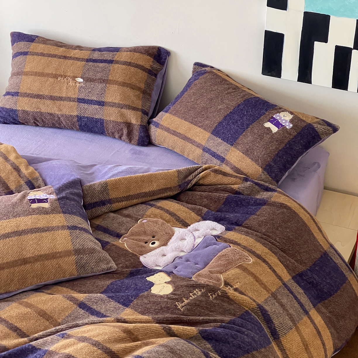 91家纺网 家纺一手货源 找家纺 桃子家居 2025新款A类高级仿生绵羊绒兔毛贴布绣刺绣工艺卡通少女加厚牛奶绒系列四件套 绵羊绒-冬日熊