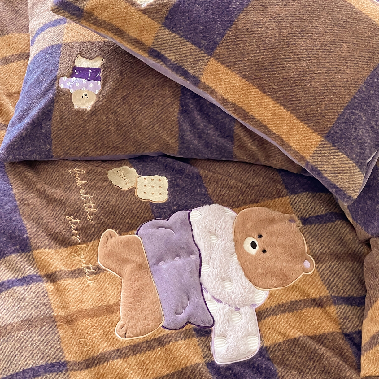 91家纺网 家纺一手货源 找家纺 桃子家居 2025新款A类高级仿生绵羊绒兔毛贴布绣刺绣工艺卡通少女加厚牛奶绒系列四件套 绵羊绒-冬日熊